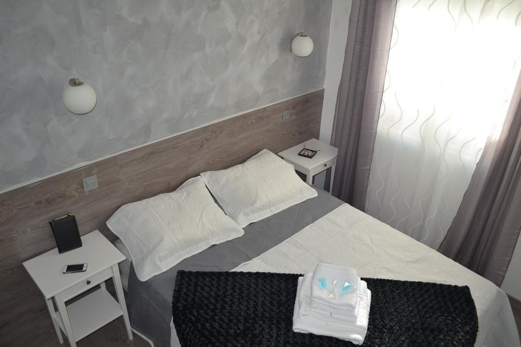 Hostal Meyra Madrid Kültér fotó