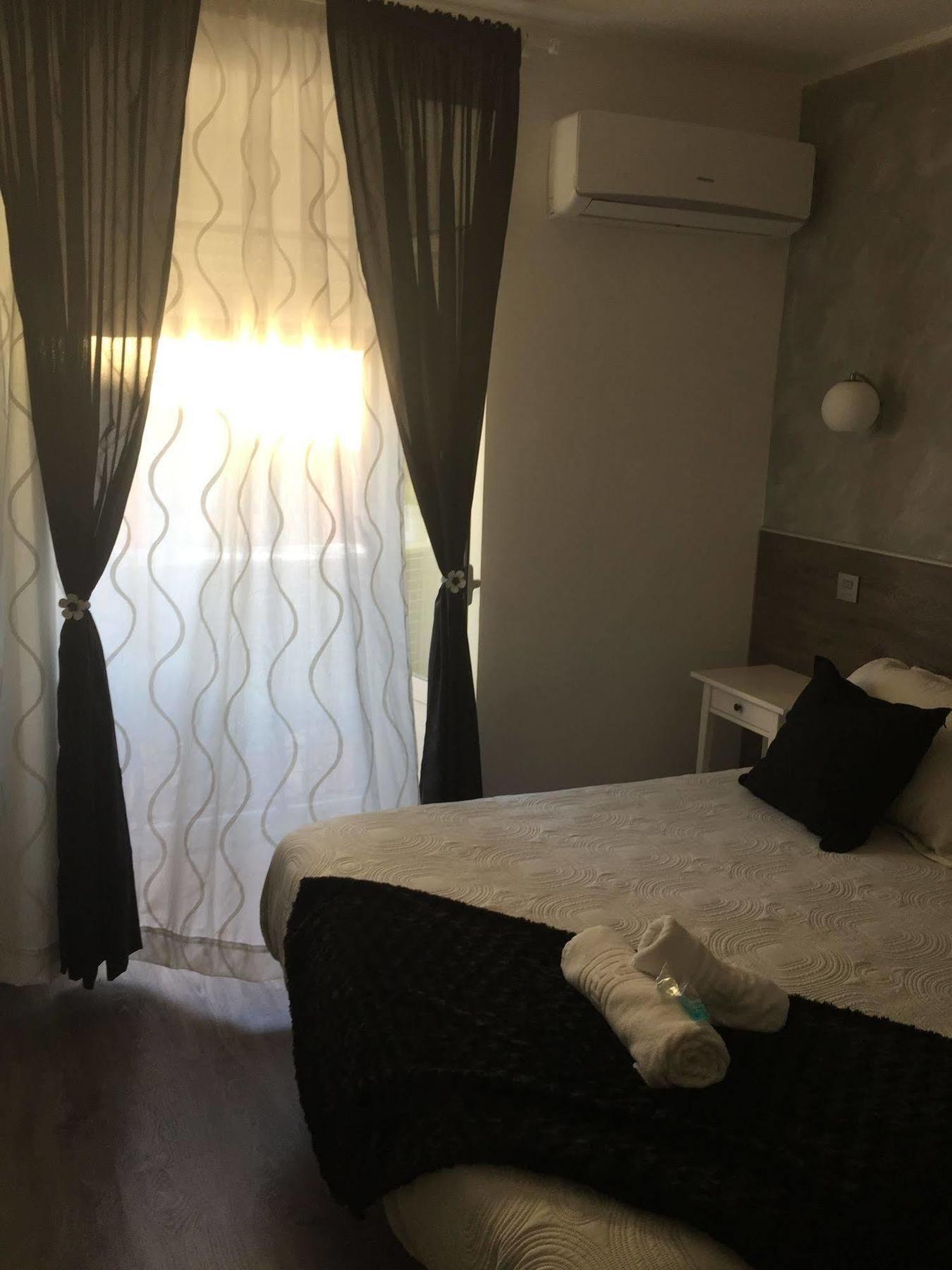 Hostal Meyra Madrid Kültér fotó