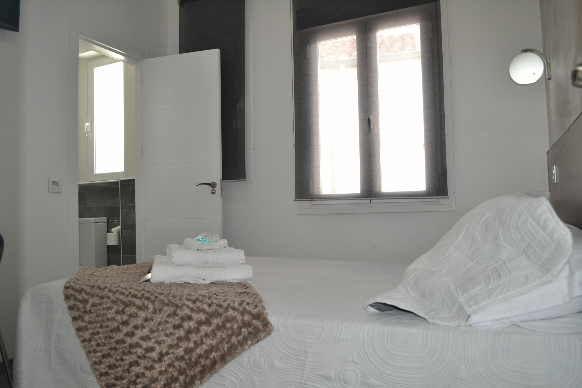 Hostal Meyra Madrid Kültér fotó